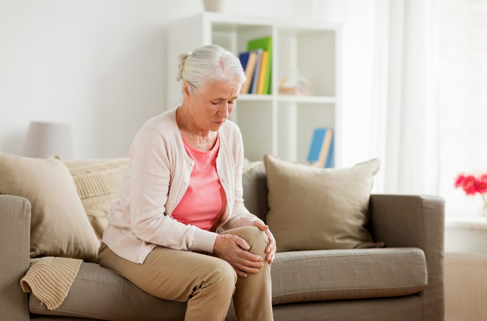 Femme d'age mûre avec douleur au genou